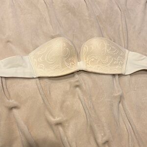 Chic Cream Lace Strapless Bra